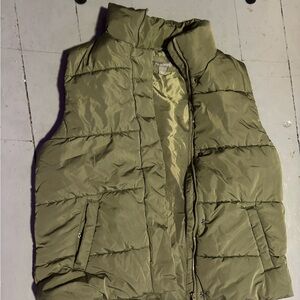 Women’s puffer vest size L
